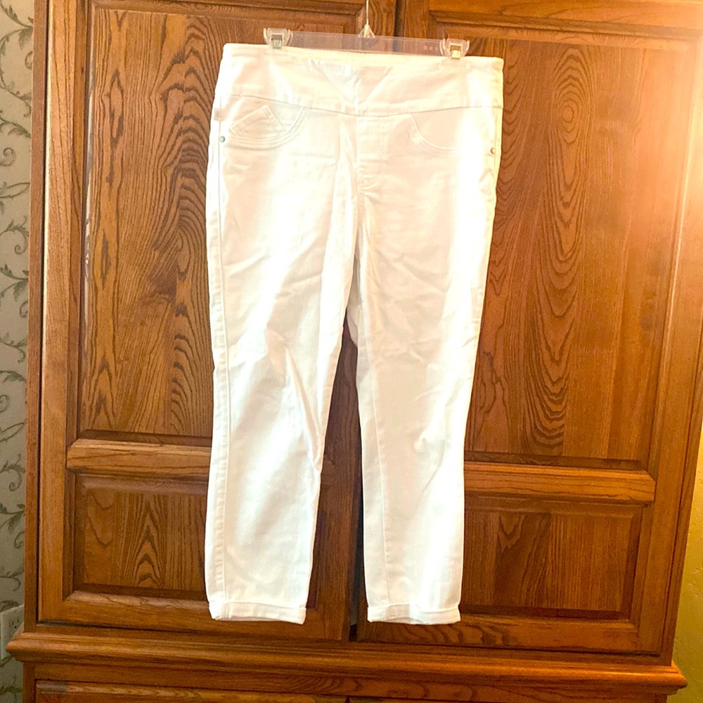 Pull on white Capri
